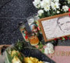 Les fans déposent des fleurs et des messages sur l'étoile de Robin Williams pour lui rendre hommage sur Hollywood Boulevard à Los Angeles, le 12 août 2014.