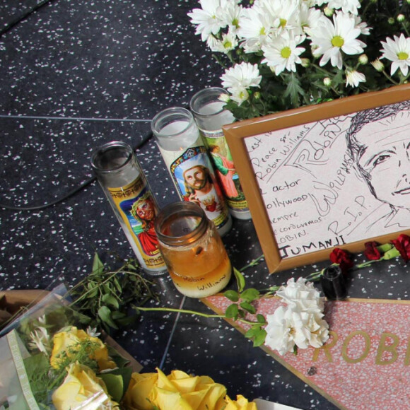 Les fans déposent des fleurs et des messages sur l'étoile de Robin Williams pour lui rendre hommage sur Hollywood Boulevard à Los Angeles, le 12 août 2014.