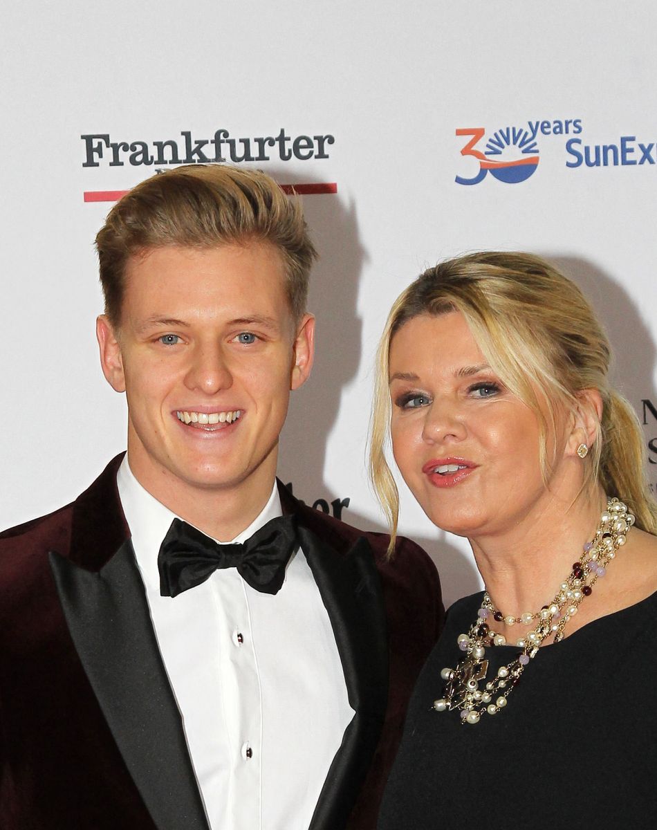 Corinna Betsch Schumacher et son fils Mick assistent à la soirée de gala du bal allemand de la presse sportive de Francfort , le 9 novembre 2019.