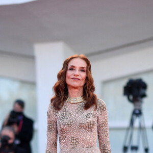 Isabelle Huppert, habillée d'une robe Haute Couture Giorgio Armani Privé, assiste à la cérémonie d'ouverture du 78ème festival international du film de Venise (la Mostra de Venise) et à la projection du film en compétition "Madres Paralelas". Venise, 1er septembre 2021.