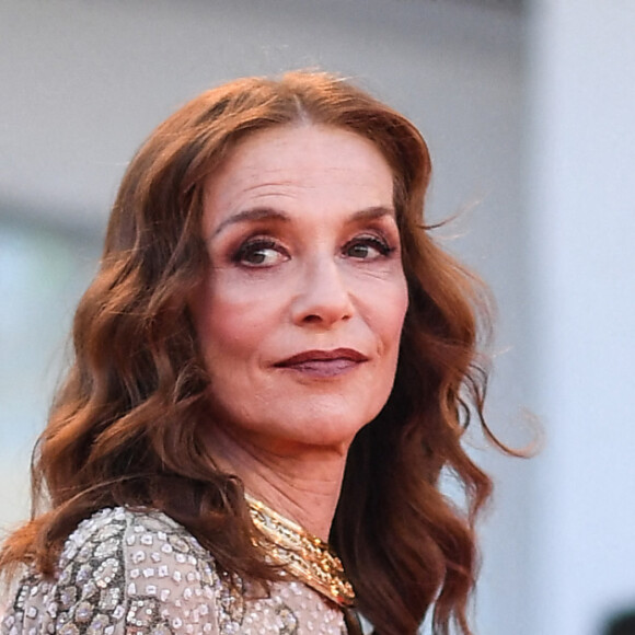 Isabelle Huppert, habillée d'une robe Haute Couture Giorgio Armani Privé, assiste à la cérémonie d'ouverture du 78ème festival international du film de Venise (la Mostra de Venise) et à la projection du film en compétition "Madres Paralelas". Venise, 1er septembre 2021.