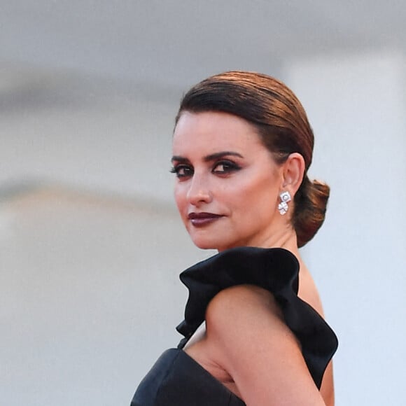 Penélope Cruz, divine en robe Haute Couture Chanel, assiste à la cérémonie d'ouverture du 78ème festival international du film de Venise (la Mostra de Venise) et à la projection du film en compétition "Madres Paralelas". Venise, 1er septembre 2021.