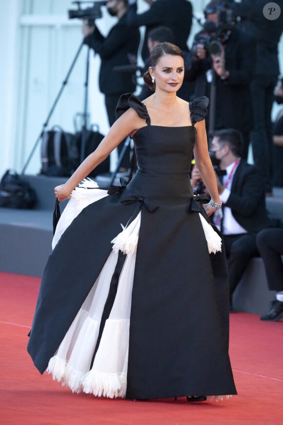 Penélope Cruz assiste à la cérémonie d'ouverture du 78ème festival international du film de Venise (la Mostra de Venise) et à la projection du film "Madres Paralelas". Venise, 1er septembre 2021.