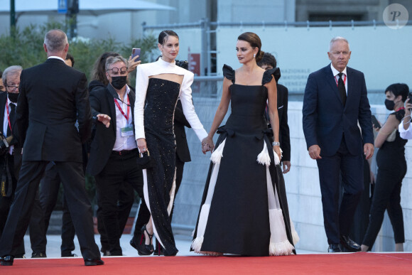 Milena Smit et Penélope Cruz assistent à la cérémonie d'ouverture du 78ème festival international du film de Venise (la Mostra de Venise) et à la projection du film "Madres Paralelas". Venise, 1er septembre 2021.