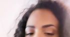 Christina Milian tente de faire des tresses à sa fille Violet.