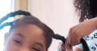 Christina Milian tresse les cheveux de sa fille Violet.