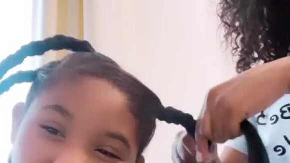 Christina Milian tresse les cheveux de sa fille Violet.