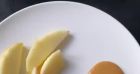 Christine Milian fait goûter des pommes et du beurre de cacahuètes à son fils Isaiah pour la première fois.