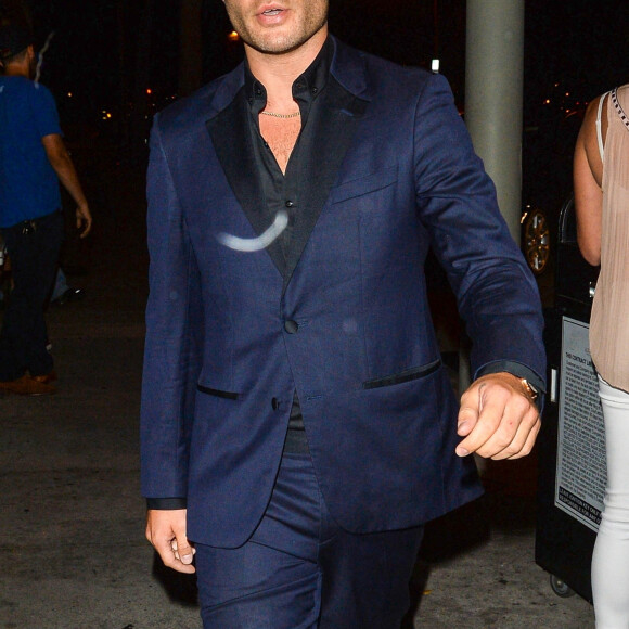 Ed Westwick va dîner au restaurant à West Hollywood, le 17 août 2018.