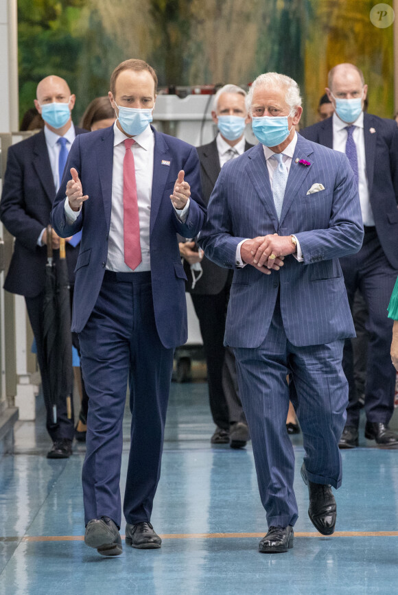 Le prince Charles, prince de Galles, visite l'hôpital Chelsea & Westminster avec le Secrétaire d'Etat à la Santé Matt Hancock à Londres, le 17 juin 2021.