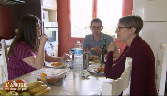 Hervé avec ses prétendantes Vanessa et Stéphanie lors de "L'amour est dans le pré 2021", le 6 septembre, sur M6