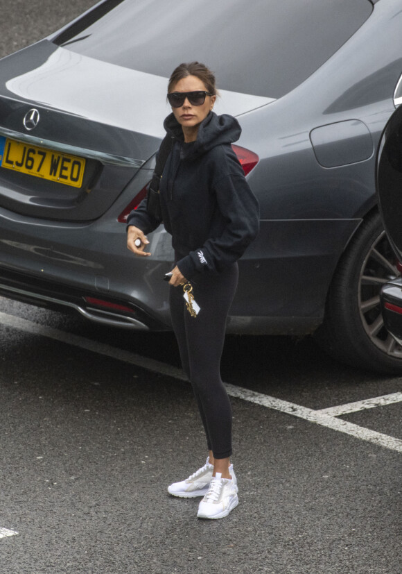 Exclusif - Victoria Beckham est allée chercher ses enfants Brooklyn, Romeo et Harper et son mari David à l'aéroport de Londres Heathrow, le 3 novembre 2019.