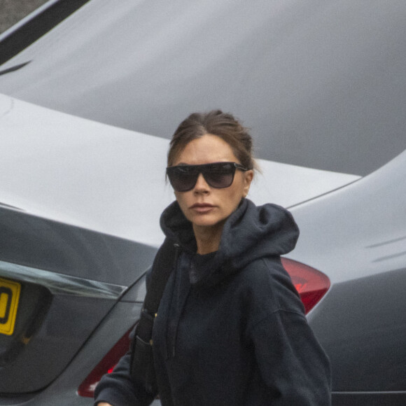 Exclusif - Victoria Beckham est allée chercher ses enfants Brooklyn, Romeo et Harper et son mari David à l'aéroport de Londres Heathrow, le 3 novembre 2019.