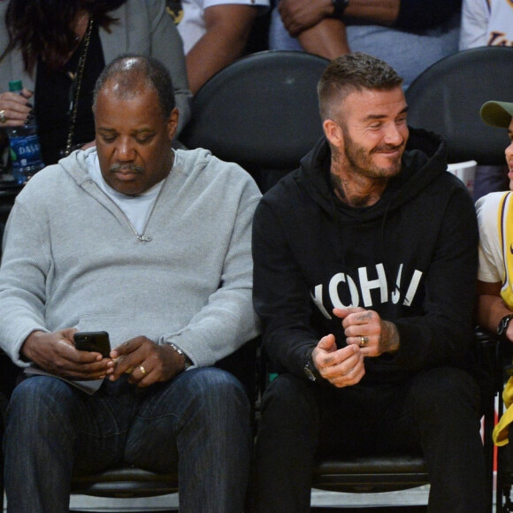David Beckham et son fils Romeo assistent au match de NBA "Lakers vs Charlotte Hornets" à Los Angeles, le 27 octobre 2019.