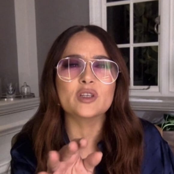 Salma Hayek révèle que sa chouette de sauvetage a craché une boule de poils sur la tête de Harry Styles, lors de son passage au Ellen Show. Le 15 juin 2021.