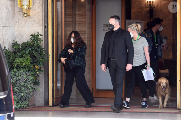 Salma Hayek quitte son hôtel pour rejoindre le tournage du film de R. Scott "Gucci" à Rome, le 2 avril 2021.