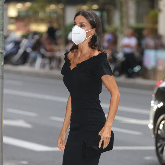 La reine Letizia d'Espagne, sublime en robe et talons noirs, arrive à la cérémonie des Retina Eco Awards, à la fondation Giner de los Rios. Madrid, le 6 septembre 2021.
