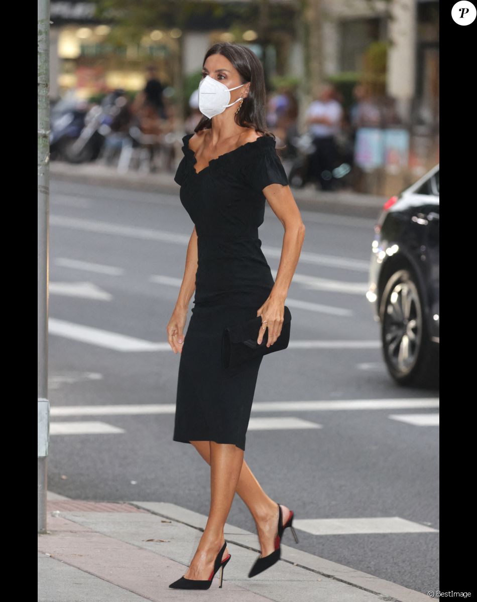 La reine Letizia d'Espagne, sublime en robe et talons noirs, arrive à la cérémonie des Retina Eco Awards, à la fondation Giner de los Rios. Madrid, le 6 septembre 2021.
