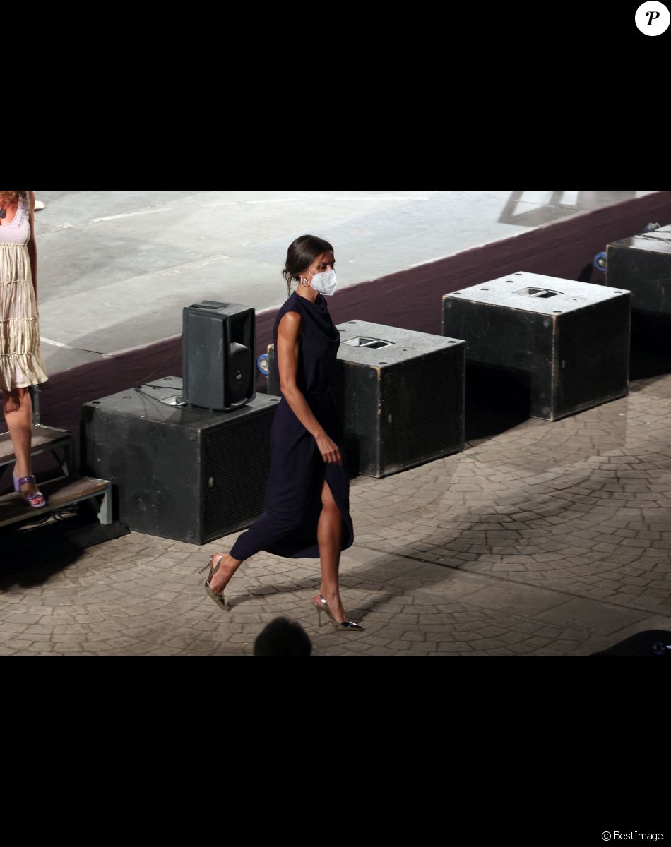 La reine Letizia d'Espagne préside la cérémonie de clôture du "Atlantida Mallorca Film Festival" en présence de Judi Dench et Stephen Frears à Palma de Majorque, le 1er août 2021.