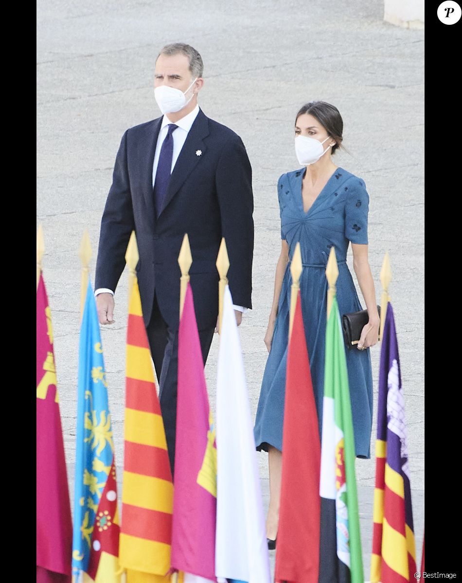Le roi Felipe VI et la reine Letizia d'Espagne, rendent hommage aux victimes de la Covid-19 devant le palais royal à Madrid, le 15 juillet 2021, en présence de familles des disparus parmi les 700 invités.