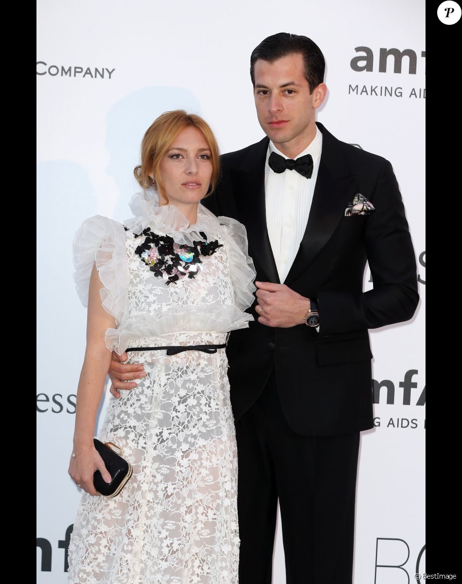 Joséphine de la Baume et son mari Mark Ronson - Photocall de la soirée "22nd edition of AmfAR's Cinema Against AIDS" Gala à l'hôtel de l'Eden Roc au Cap d'Antibes le 21 mai 2015, lors du 68e festival du film de Cannes.
