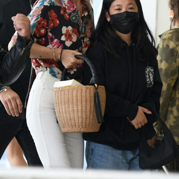 Laeticia Hallyday et sa fille Joy arrivent à l'aéroport d'Orly. Le 7 juillet 2021.