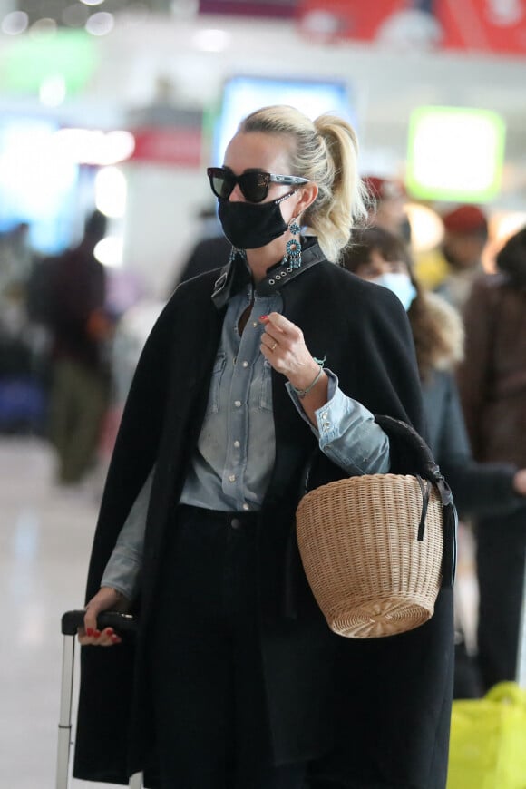 Laeticia Hallyday est à l'aéroport de Roissy-Charles-de-Gaulle pour prendre un vol à destination de Los Angeles. Paris, le 17 mars 2021.