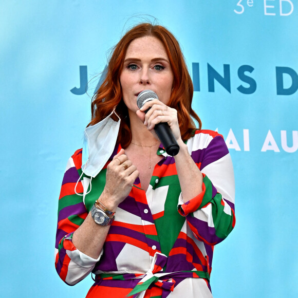 Audrey Fleurot durant la remise des prix - Audrey Fleurot, la comédienne française, est la marraine de la 3eme édition du Festival des Jardins qui se déroule dans les Alpes-Maritimes du 9 mai au 9 juin. Le département des Alpes-Maritimes propose au public des moments d'évasion et de découverte. Cet événement gratuit est destiné aux amoureux de la nature, des jardins et de la botanique, résidents des Alpes-Maritimes, scolaires, étudiants en écoles de paysage, d'architecture, de design ou d'horticulture, artistes ainsi qu'aux professionnels du secteur. 13 créations paysagères de 200 m2 chacune, en compétition, sont réparties et installées sur les plus beaux sites du département des Alpes-Maritimes : à Antibes Juan- les-Pins à la Pinède Gould, à Cannes au Jardin de la Villa Rothschild, à Grasse au jardin de la villa Fragonard, à Menton au jardin Biovès, à Nice au Jardin Albert et, pour la 1ère fois, dans la Principauté de Monaco sur les terrasses du Casino. 11 jardins éphémères " hors concours ", réalisés par les services espaces verts des communes du concours et de celles de Cap d'Ail, Mandelieu La-Napoule et Saint-Jean-Cap-Ferrat, sont également à découvrir. La marraine, comme à chaque édition, a pu repartir avec sa "Rose" créée pour l'occasion pas la société Meilland spécialisée dans la création de variété de roses françaises. Audrey Fleurot est à l'affiche de la nouvelle série de TF1 "HPI", qui a réuni plus de 10 millions de telespectateurs. © Bruno Bebert / Bestimage