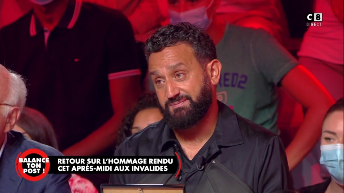 Vid O Cyril Hanouna A Re U Son Cadeau De La Part De Jean Paul Belmonndo Sur Le Plateau De