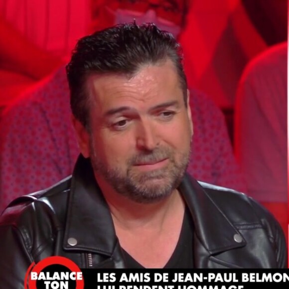 Jeff Domenech, réalisateur et ami de Jean-Pal Belmondo, remet un cadeau personnel à Cyril Hanouna.