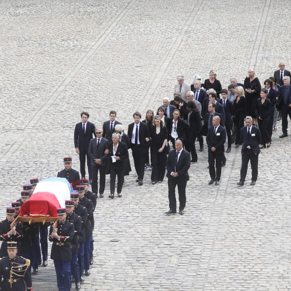 Le cercueil de l'acteur français Jean-Paul Belmondo et les membres de la famille - Cérémonie d'hommage national à Jean-Paul Belmondo à l'Hôtel des Invalides à Paris, le 9 septembre 2021. © Dominique Jacovides/Bestimage