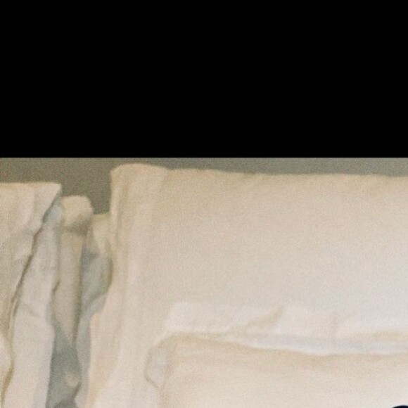 Madonna pose sur son lit. 