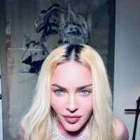Madonna torride et topless : elle dévoile son opulente poitrine et ses plus beaux bijoux