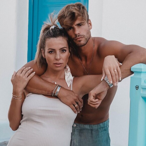 Hillary et son fiancé Giovanni s'affichent totalement nus sur Instagram.