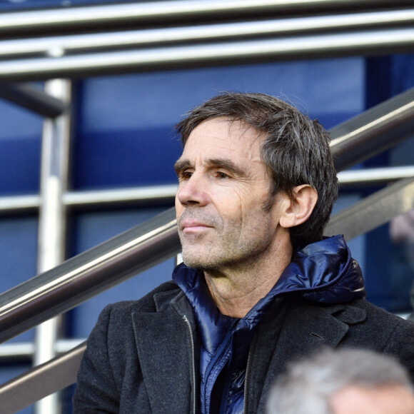 David Pujadas et son fils dans les tribunes du match de Ligue 1 Conforama PSG 5-0 Montpellier au Parc des Princes à Paris le 1 février 2020 © Giancarlo Gorassini / Bestimage