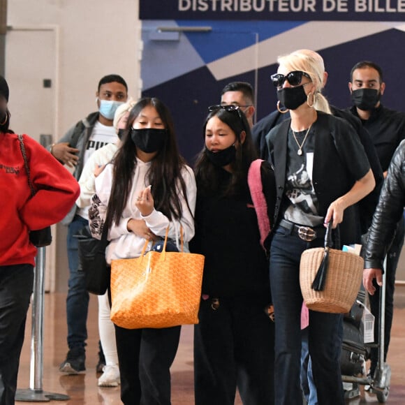 Laeticia Hallyday et ses filles Jade et Joy arrivent à l'aéroport de Roissy-Charles-de-Gaulle à Paris, le 27 juin 2021.