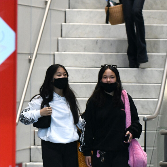 Laeticia Hallyday et ses filles Jade et Joy arrivent à l'aéroport de Roissy-Charles-de-Gaulle à Paris, le 27 juin 2021.