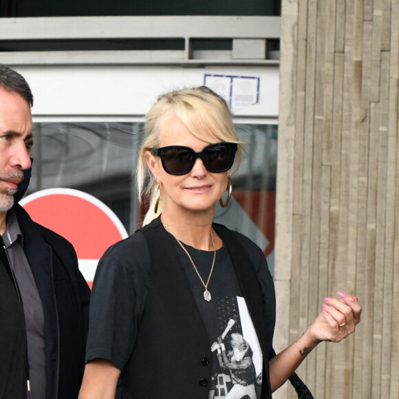 Laeticia Hallyday et ses filles Jade et Joy arrivent à l'aéroport de Roissy-Charles-de-Gaulle à Paris, le 27 juin 2021.