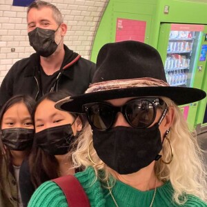 Laeticia Hallyday en famille à Paris. Instagram.