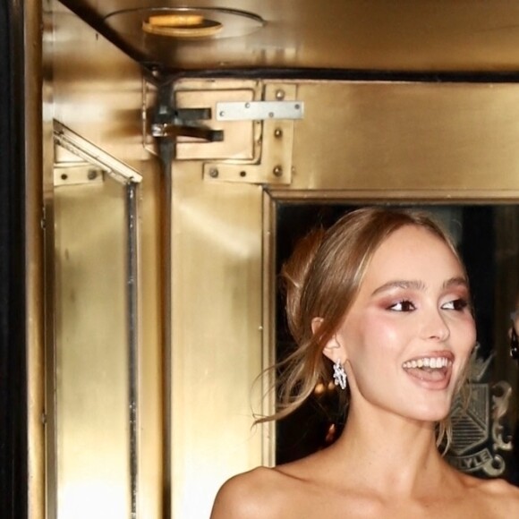 Lily-Rose Depp à la sortie du Carlyle Hotel pour se rendre à la soirée du Met Gala (Met Ball) 2021 à New York le 13 septembre 2021.