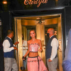 Lily-Rose Depp à la sortie du Carlyle Hotel pour se rendre à la soirée du Met Gala (Met Ball) 2021 à New York le 13 septembre 2021.