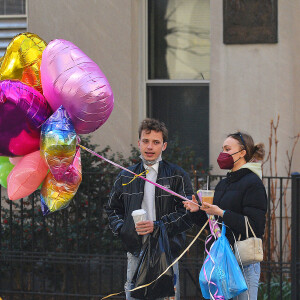 Exclusif - Lily Rose Depp se promène avec un ami et des ballons pendant le week-end de Pâques à New York, le 4 avril 2021.