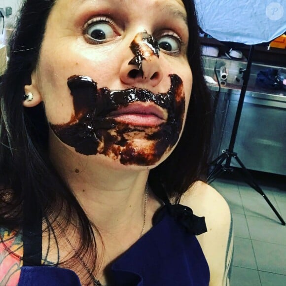 Anne Alassane pleine de chocolat, le 16 mai 2021