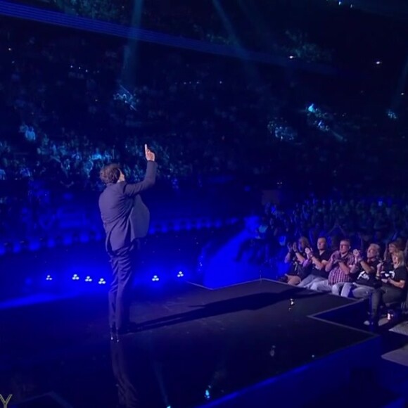 Patrick Bruel a interprété "Derrière l'amour" de Johnny Hallyday durant le concert hommage. Le 14 septembre.