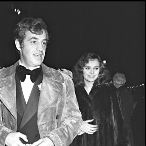 Jean-Paul Belmondo et sa compagne Laura Antonelli à la sortie du "Maxim's", à Paris, le 26 décembre 1975.