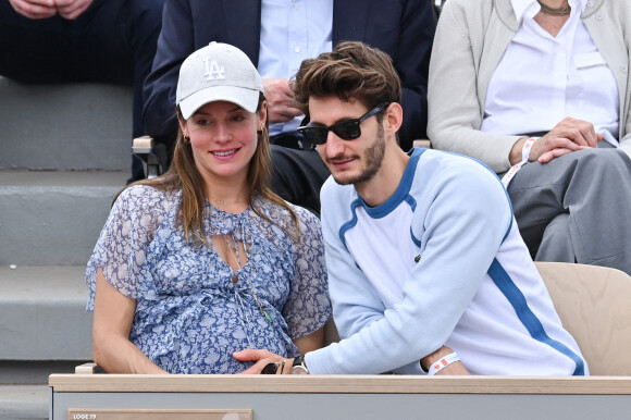 Natasha Andrews (enceinte) et Pierre Niney à Roland-Garros en juin 2019. 