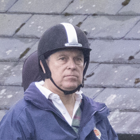 Le prince Andrew, duc d'York, se promène à cheval de bon matin à Windsor, le 28 juin 2021.