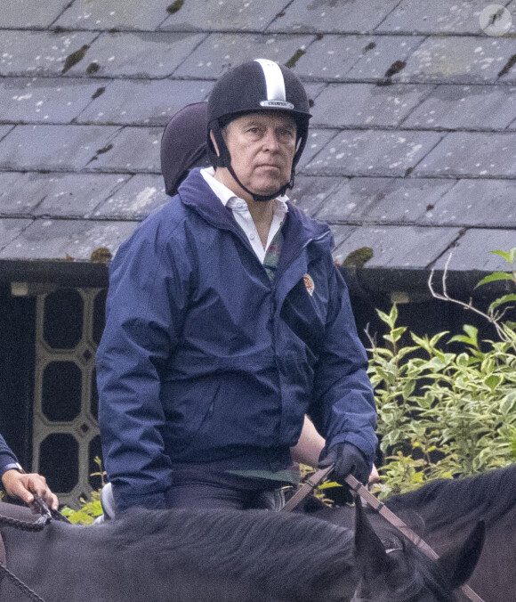 Le prince Andrew, duc d'York, se promène à cheval de bon matin à Windsor, le 28 juin 2021.