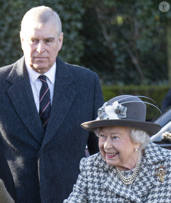 La reine Elisabeth II d'Angleterre et le prince Andrew, duc d'York, à leur arrivée au service dominical en l'église St Mary the Virgin à Hillington. Le 19 janvier 2020 