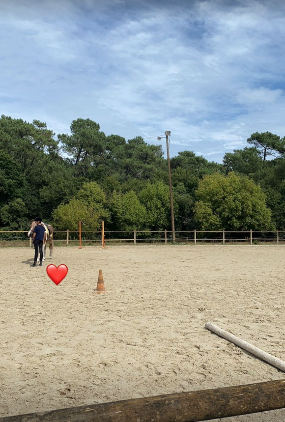 Laure Manaudou en admiration devant sa fille Manon (11 ans), en pleine séance d'équitation. Story Instagram du 15 septembre 2021.